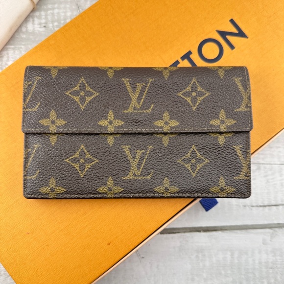 AUTHENTIC Louis Vuitton wallet. Monogram pattern.